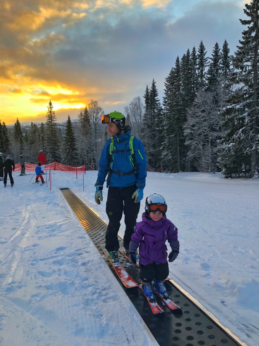 lära barn åka skidor barnbacke
