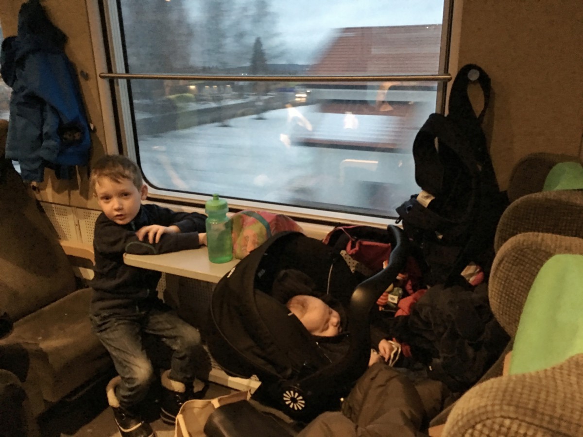tåg med bebis och barn