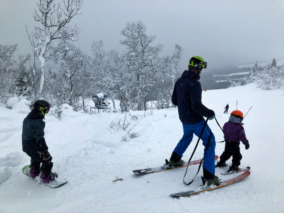skidor med barn i sele