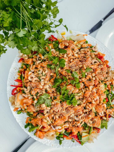 asiatisk sallad med sashimilax och glasnudlar