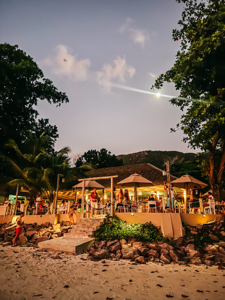 beau vallon Mahe Seychellerna Beach shak bar